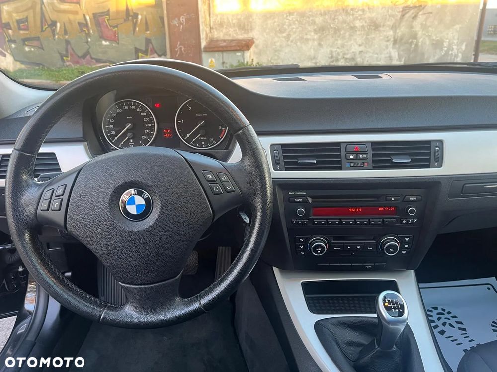 BMW Seria 3 318d DPF Touring - 29