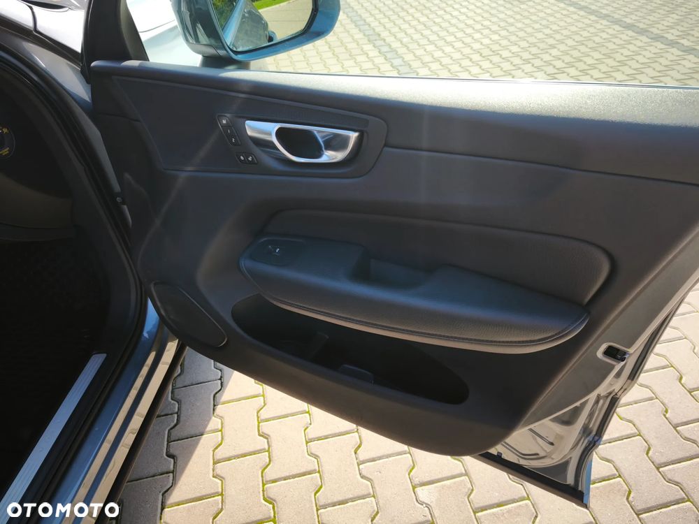 Volvo XC 60 B4 D Plus Bright - 24