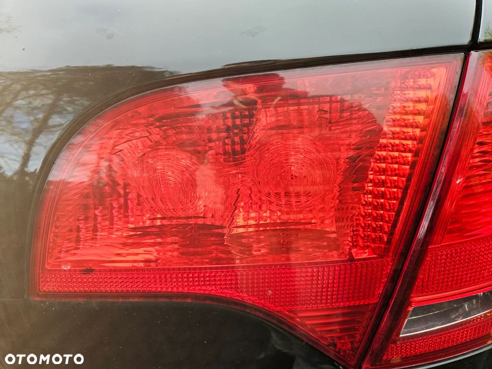 Audi A4 B7 kombi lampa tył tylna prawa  8E9945094 - 2