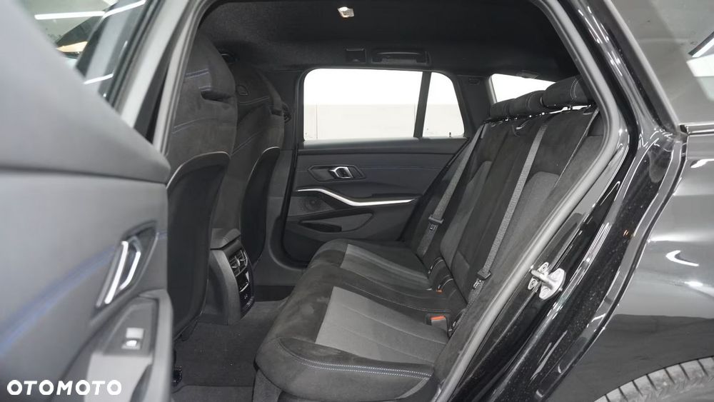 BMW Seria 3 330i xDrive M Sport - 23