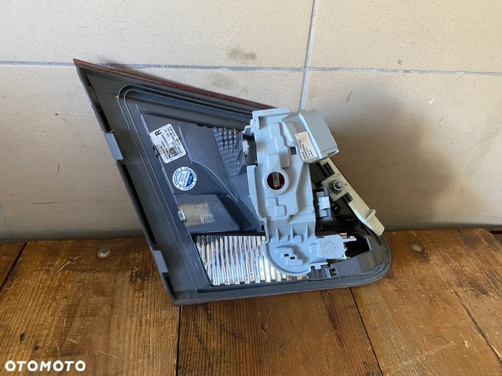 MERCEDES W 246 lift lampa tylna prawa w klape - 2