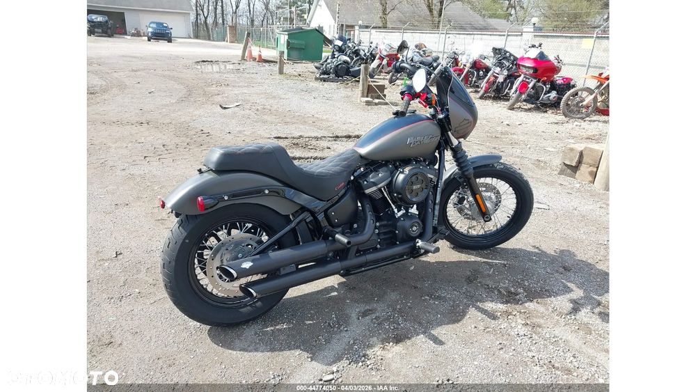 Harley-Davidson Softail Street Bob - 2