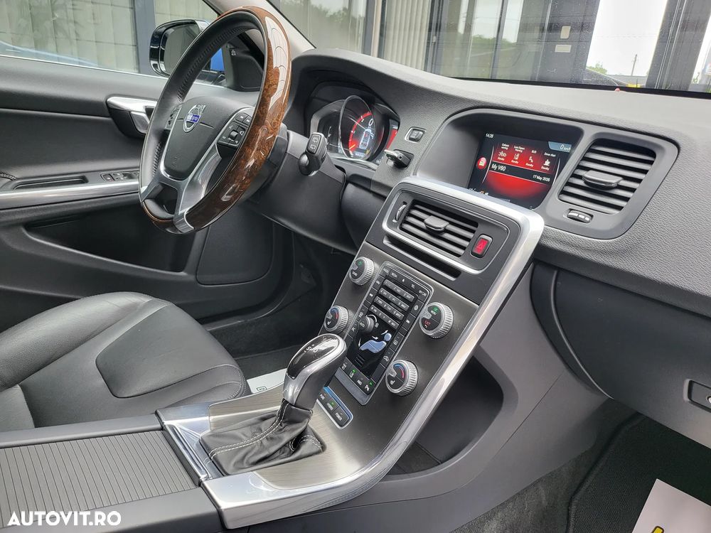 Volvo V60 D6 Plug-In-Hybrid AWD Geartronic Momentum - 13