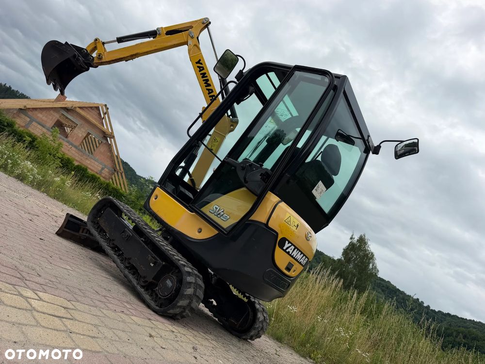 Yanmar SV18 Koparka Gąsienicowa 2 tony. Długie ramię PLUS. Szybkozłącze plus łyżka kopiąca. Rozsuwane Hydr. podwozie! Sprowadzona z Gospodarstwa Norweskiego! Maszyna jak Nowa z Salonu! 2017 rok. 1200 mtg! Gąsienice bez zużycia jak Nowe! szybka wolna jazda. Ani deka luzów i wycieków. OKAZJA Dodatkowe sekcje Hydrauliczne pod młot i wiertnice. Fabryczny lakier na podzespołach! Zebatki w pięknym stanie. Ogrzewana wentylowana Kabina. OKAZJA TANIO - 35