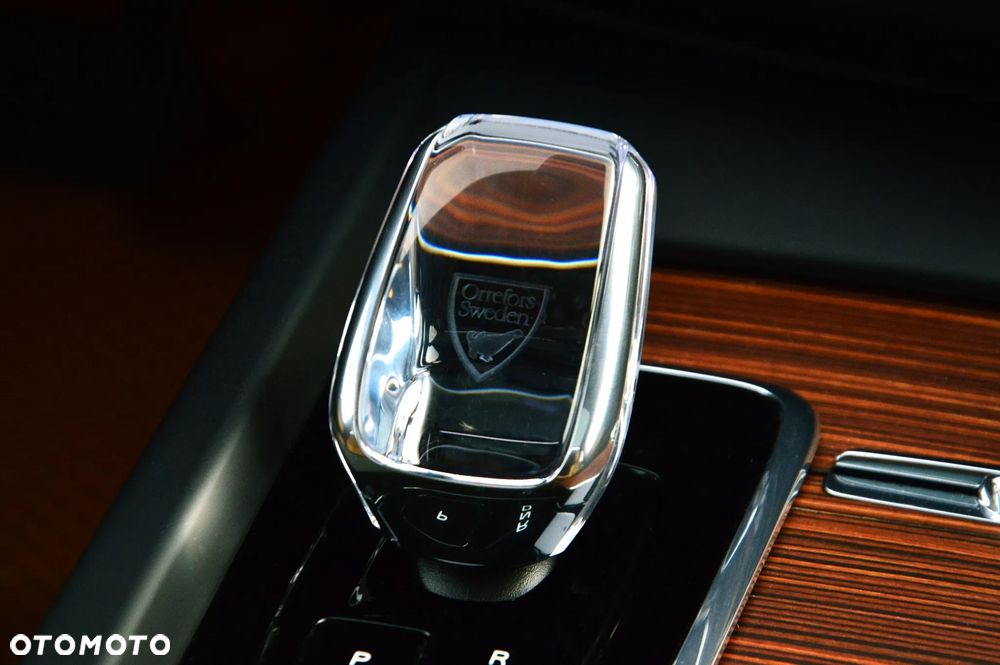 Volvo XC 60 T8 Plug-In Hybrid AWD Ultimate Dark - 24
