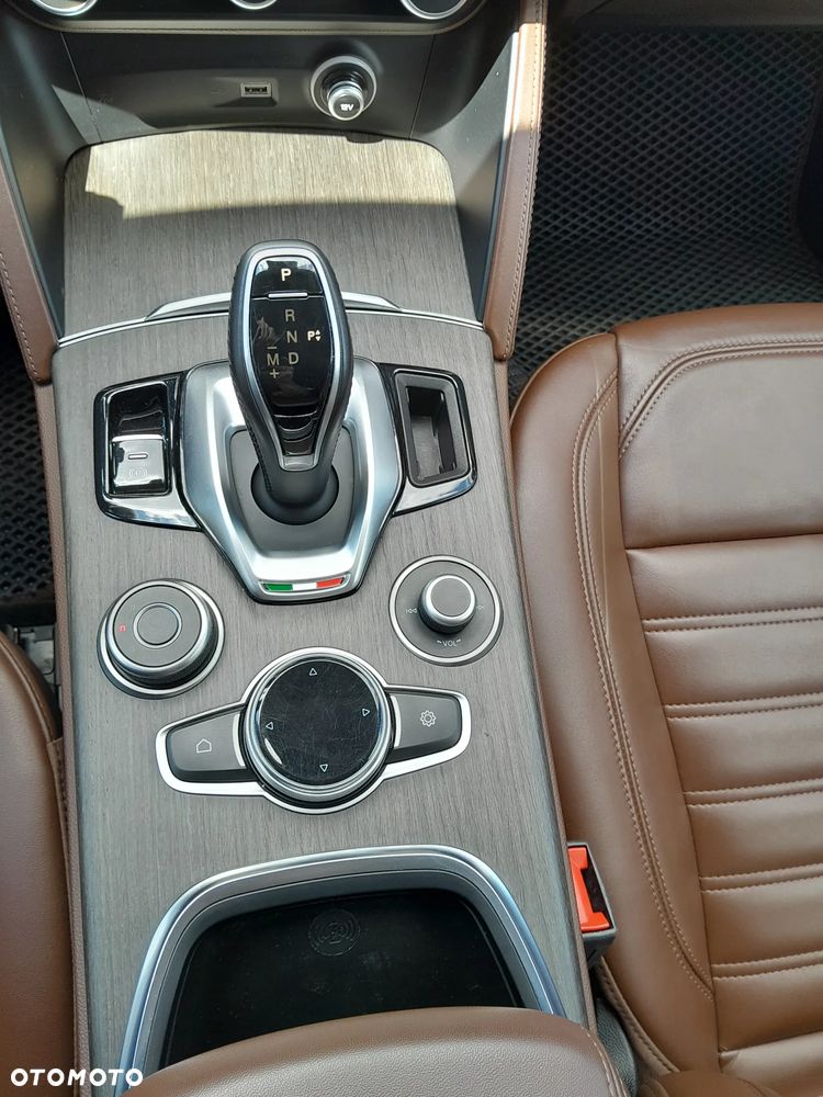 Alfa Romeo Stelvio 2.0 Turbo Veloce TI Q4 - 11