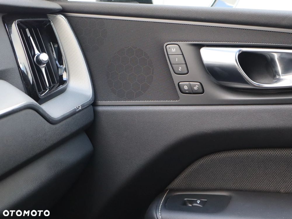 Volvo XC 60 B5 B AWD Plus Dark - 24