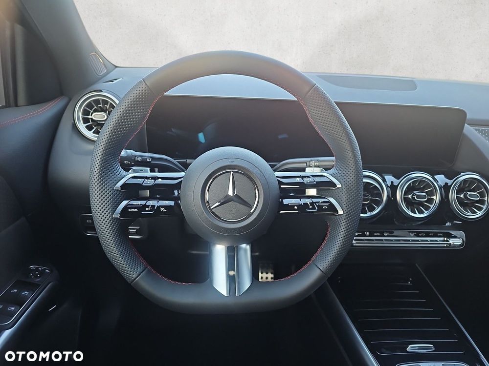 Mercedes-Benz GLA - 14