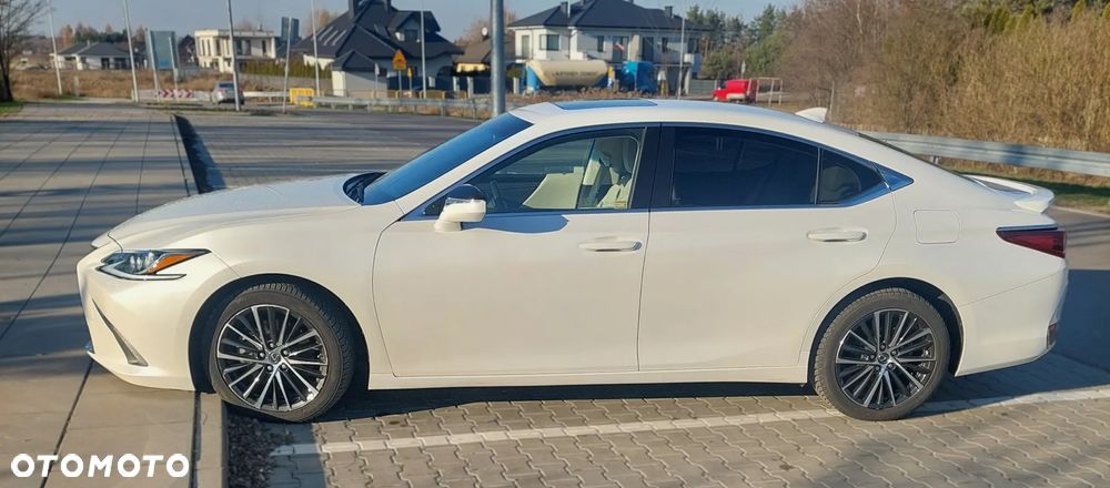 Lexus ES 300h Business Edition - 4