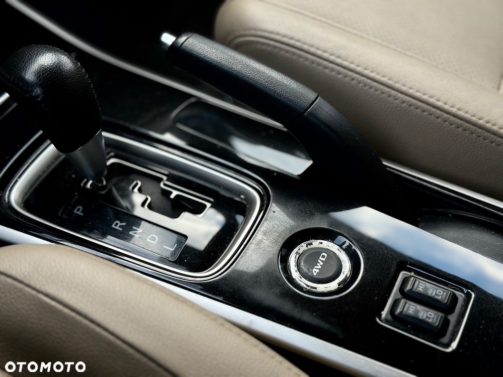 Mitsubishi Outlander 2.0 Instyle Navi 4WD CVT - 24