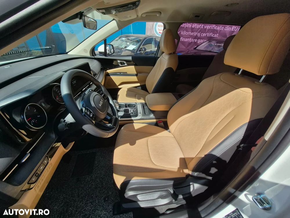 Kia Carnival - 25