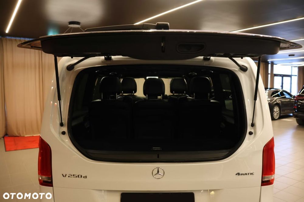 Mercedes-Benz Klasa V - 12