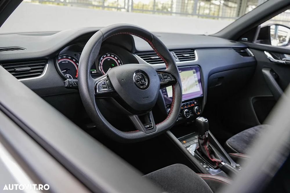 Skoda Octavia Combi 2.0 TDI DSG RS - 17