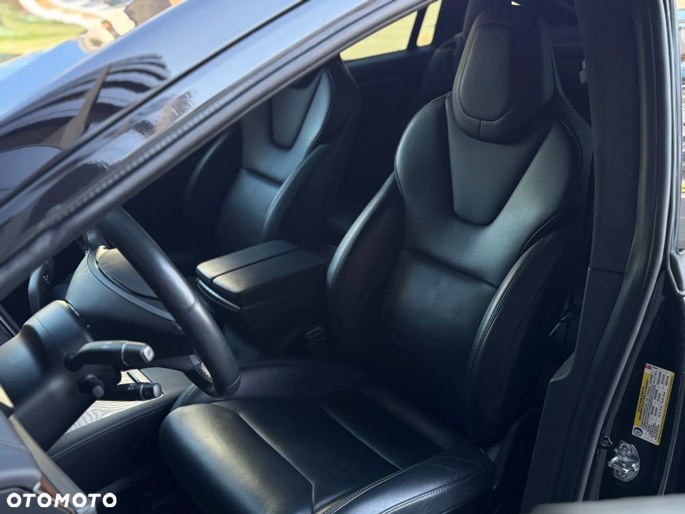 Tesla Model X - 11