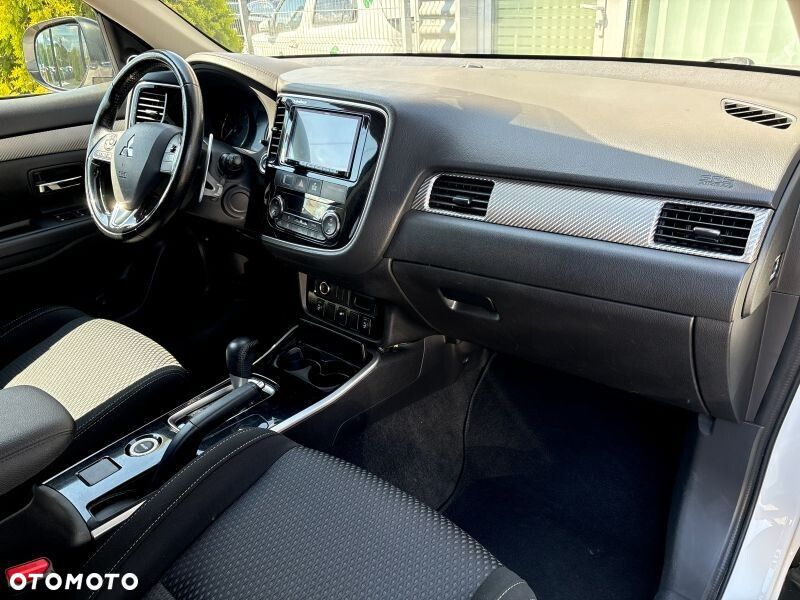 Mitsubishi Outlander 2.0 Instyle + 4WD CVT - 9