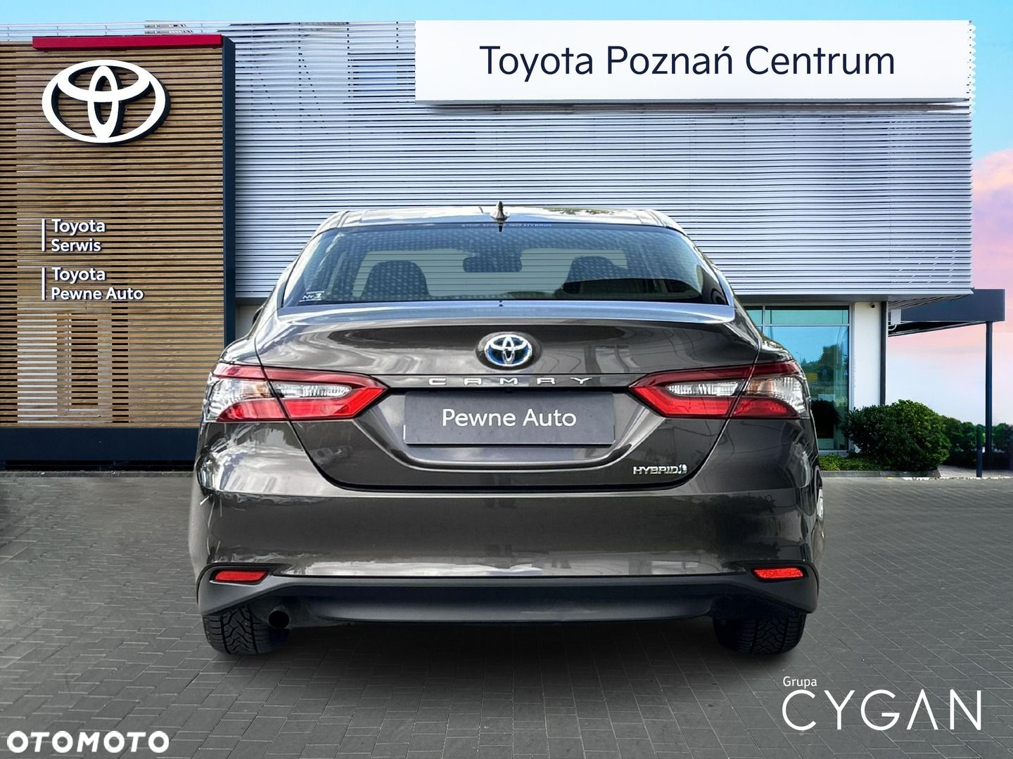 Toyota Camry - 4