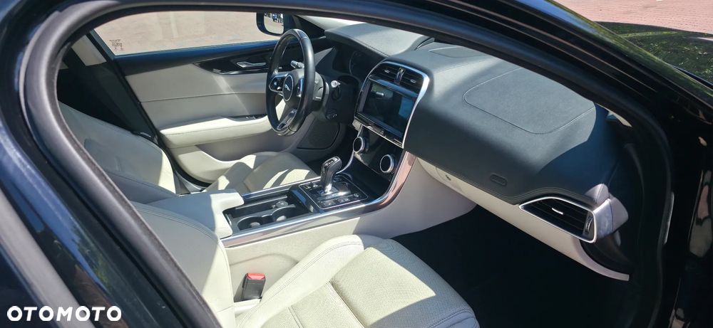 Jaguar XE 2.0 D180 AWD S - 10