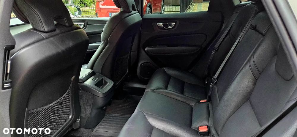 Volvo XC 60 B4 D AWD Plus Dark - 8