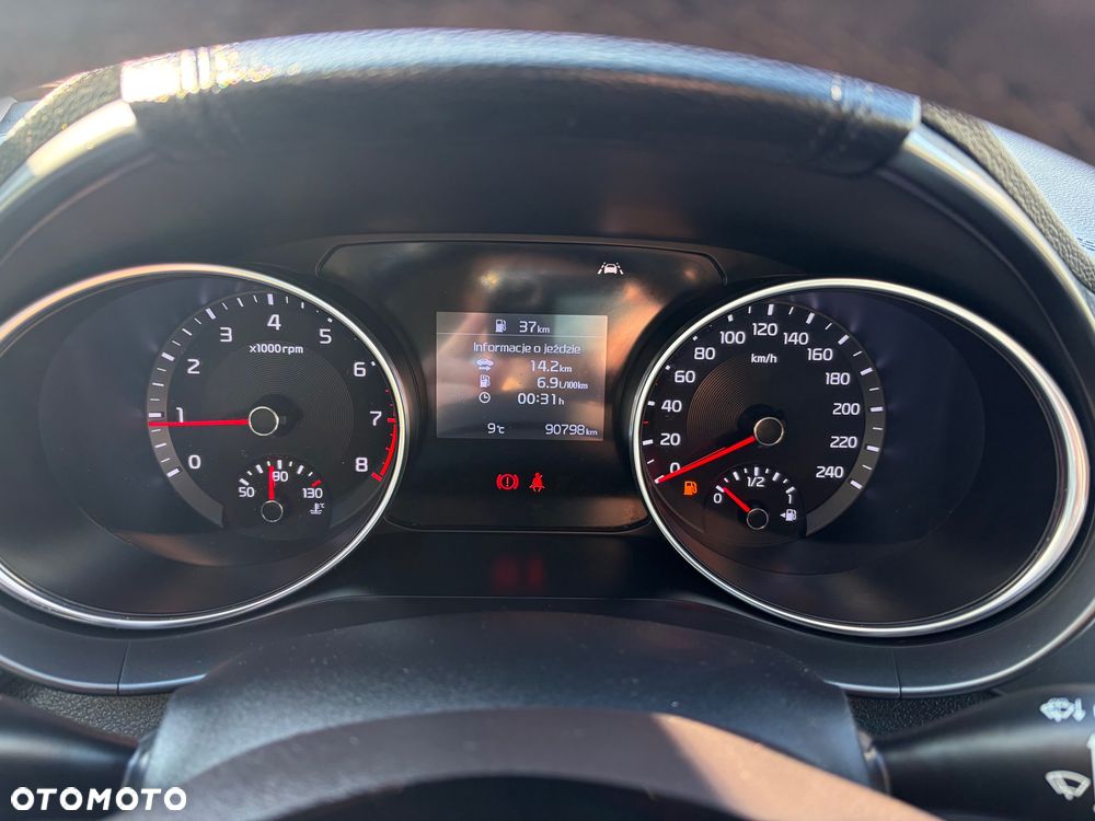 Kia Ceed - 8