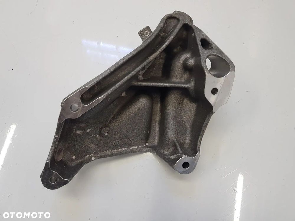 Łapa mocowanie wspornik poduszka silnika MERCEDES 4.0L V8 C63 A1762233600 - 2