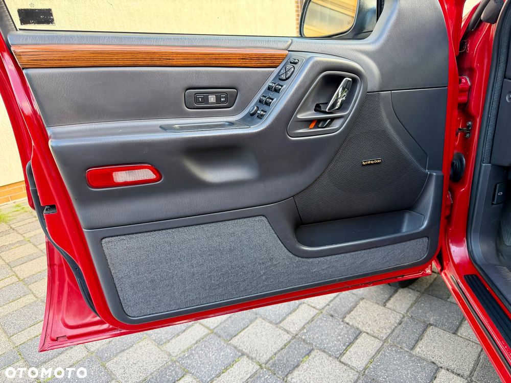 Jeep Grand Cherokee - 23