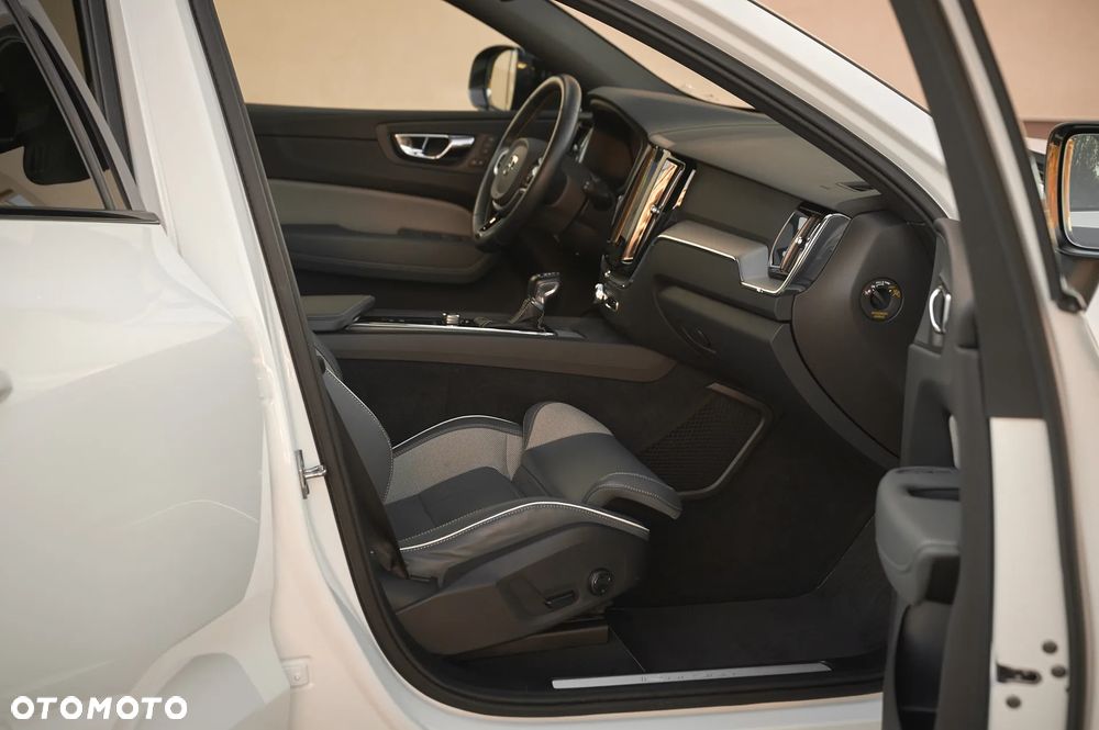 Volvo XC 60 D4 R-Design - 24