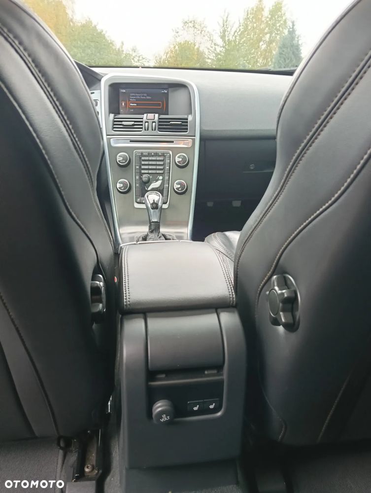 Volvo XC 60 T6 AWD R-Design Momentum - 9