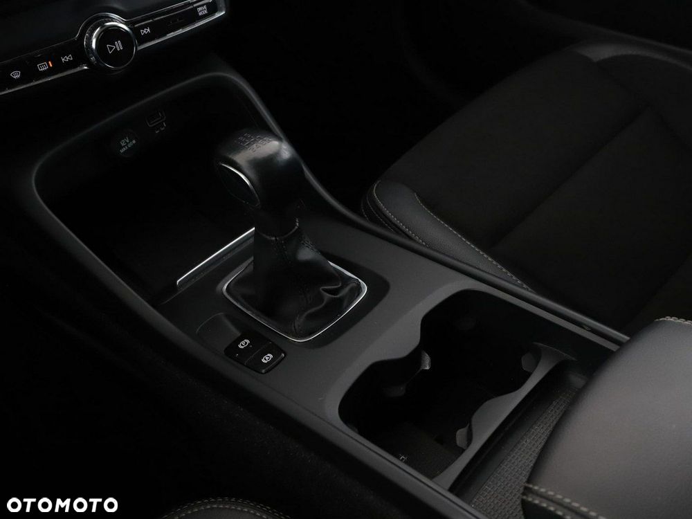 Volvo XC 40 T3 Momentum Pro - 32