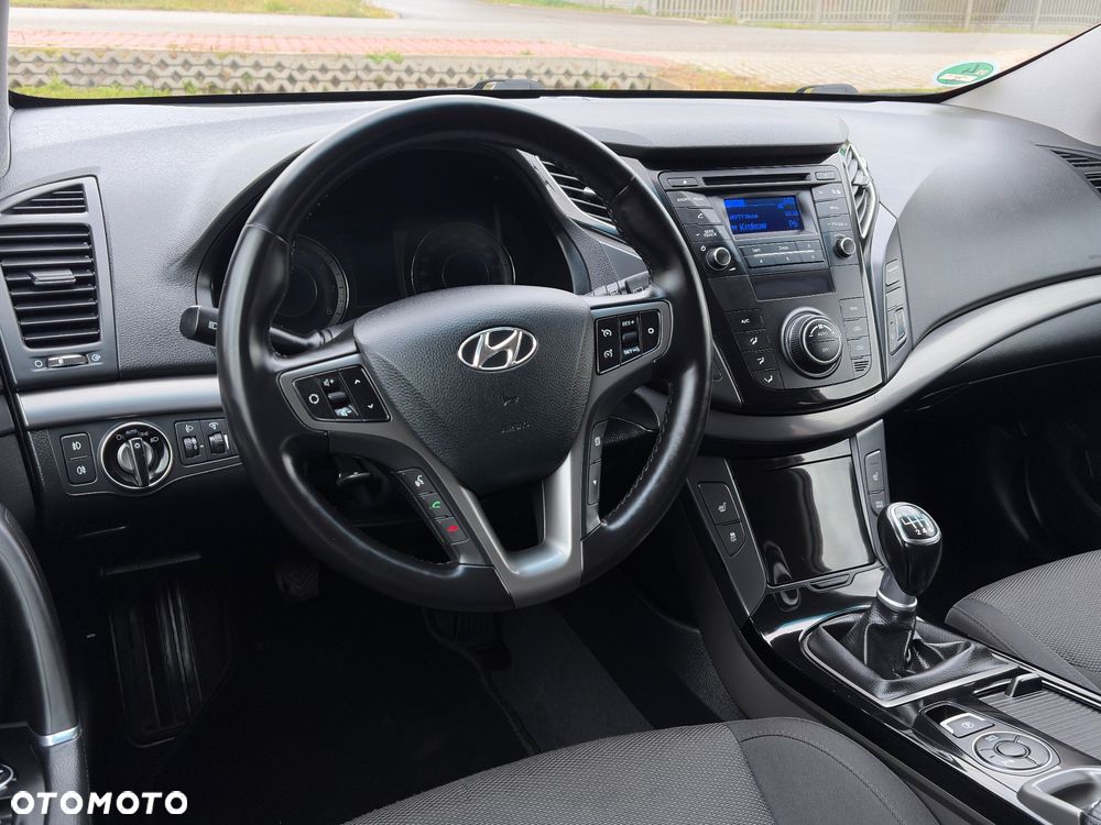 Hyundai i40 Kombi blue 1.6 Family - 27