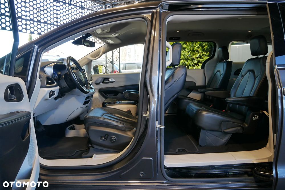 Chrysler Pacifica - 8