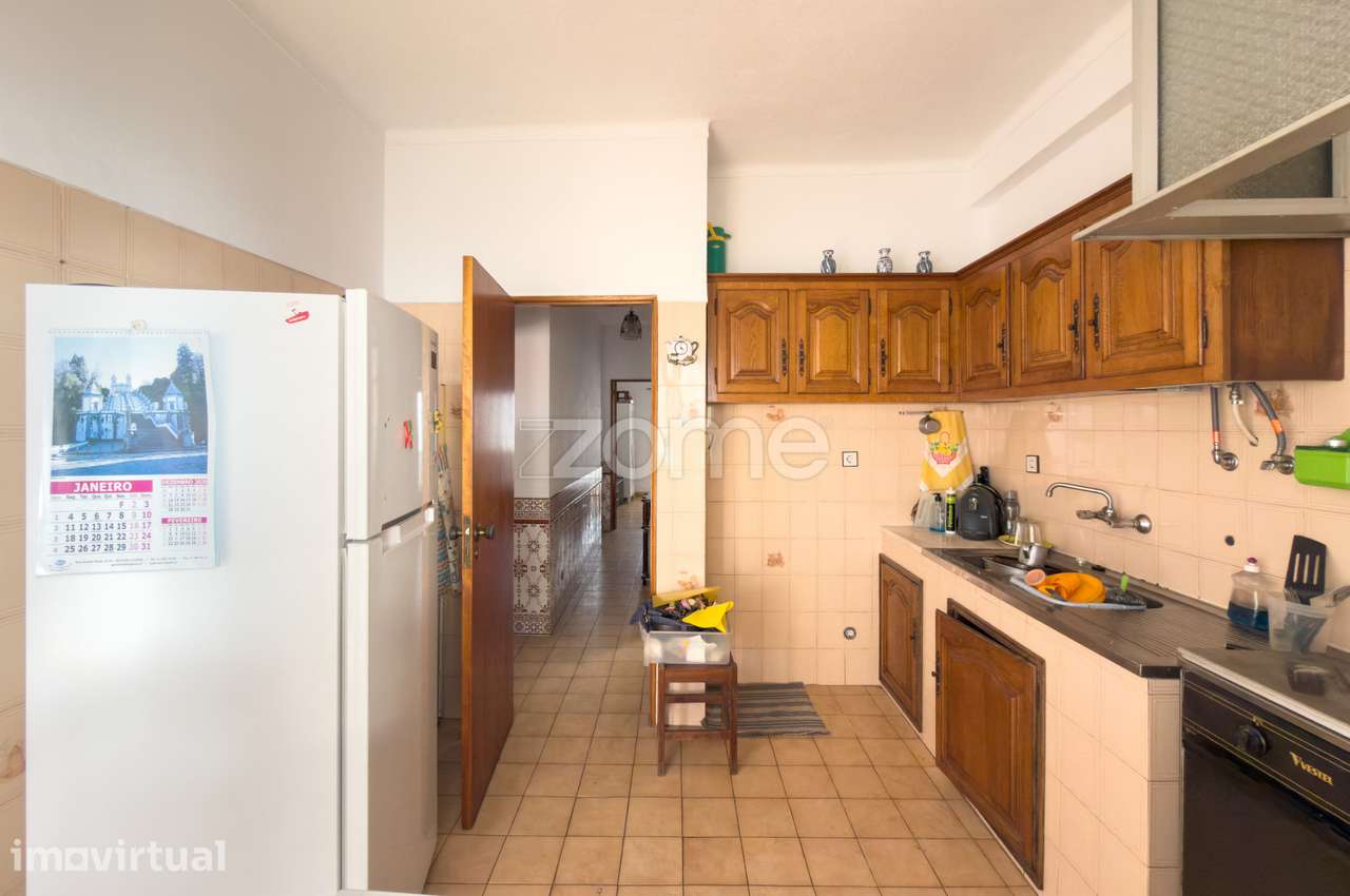 Moradia T6 P/investimento - possibilita converter em 3 apartamentos - Grande imagem: 3/27