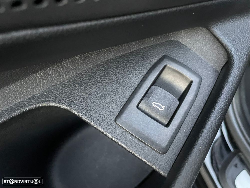 BMW 318 d Touring Auto - 32