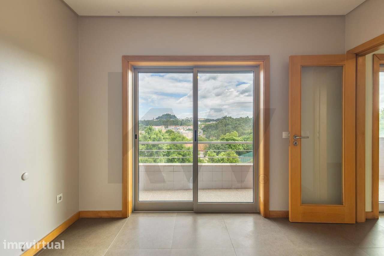 Apartamento T2 c/ 2 Varandas e Garagem - Valbom - Grande imagem: 2/22
