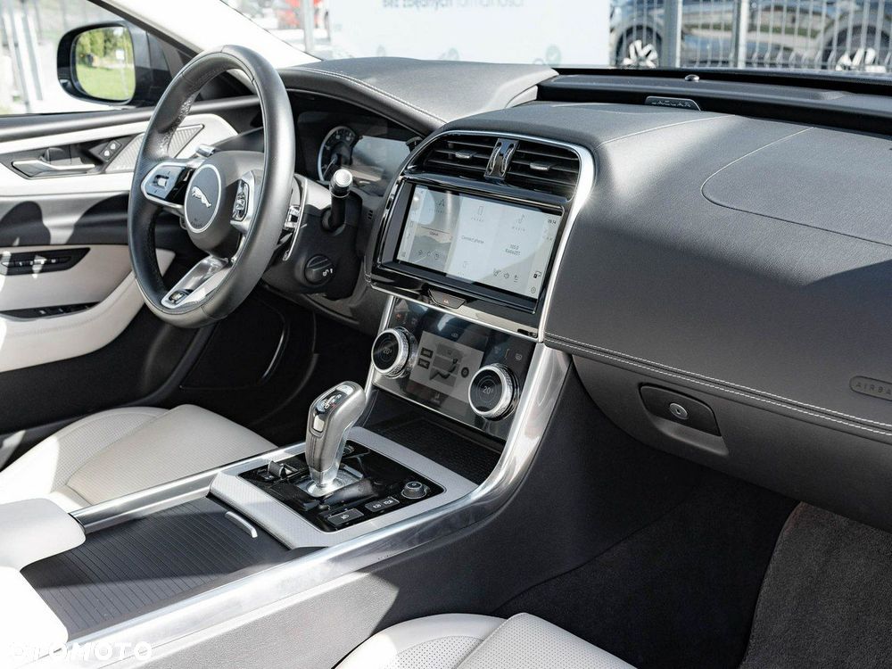 Jaguar XE 2.0 P250 R-Dynamic Black - 34