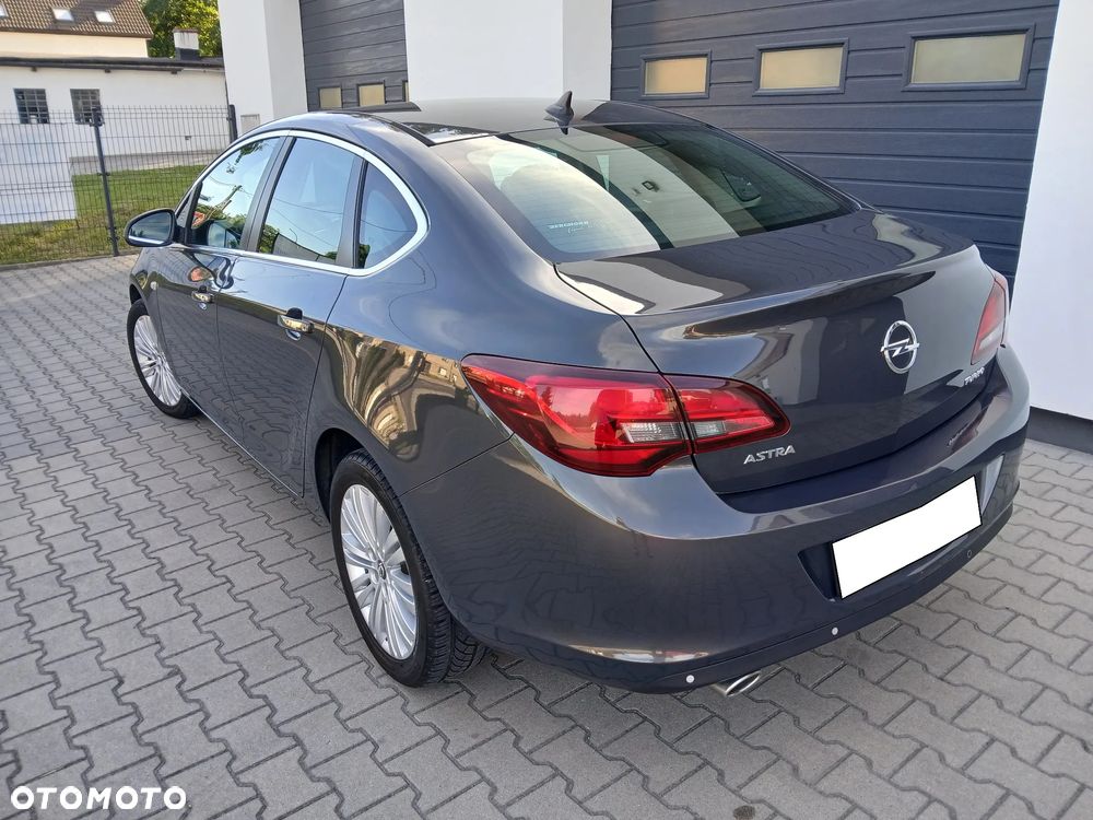 Opel Astra 1.4 T Executive EU6 - 19