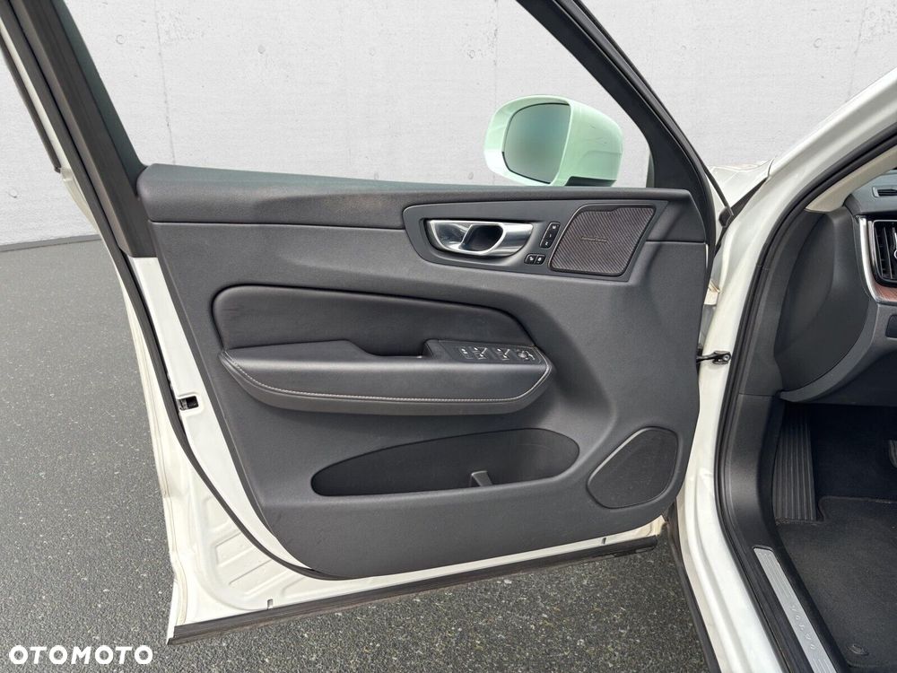 Volvo XC 60 B5 B AWD Plus Bright - 10