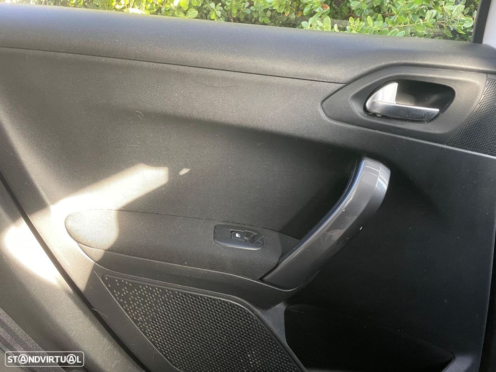 Peugeot 2008 PureTech 82 Active - 12