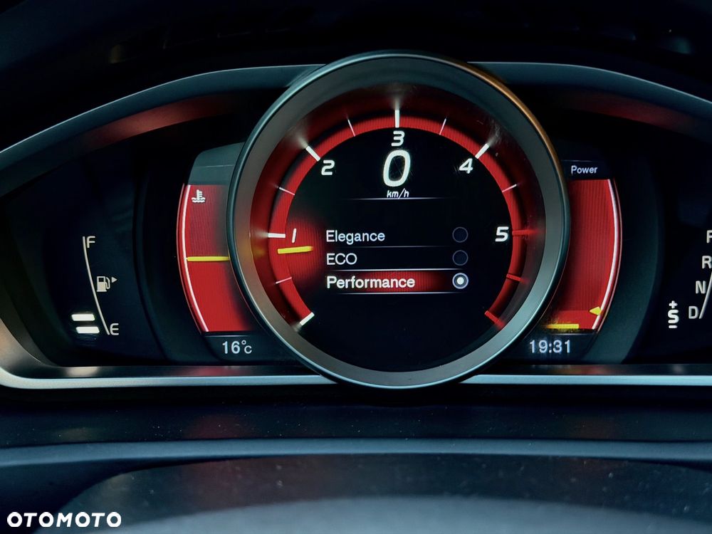 Volvo V40 Cross Country - 32