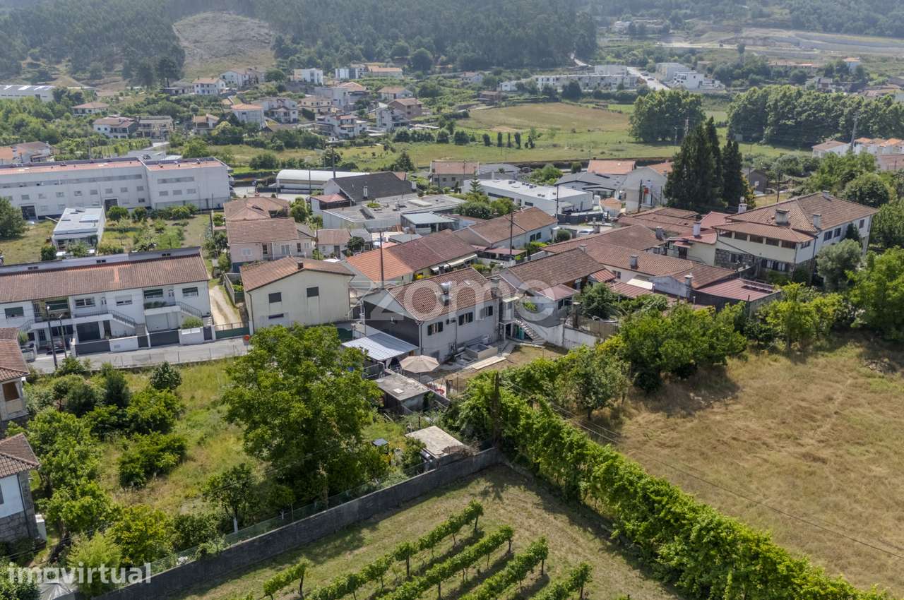 Moradia Bi-Familiar T2+T3 com Jardim em São Pedro de Este - Grande imagem: 4/47