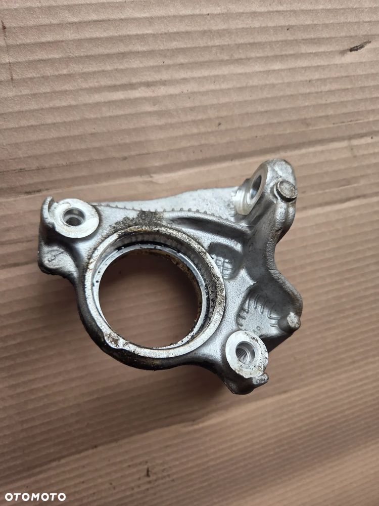 Łapa podpora półosi Peugeot 308 T9 1.5 BLUEHDI - 2