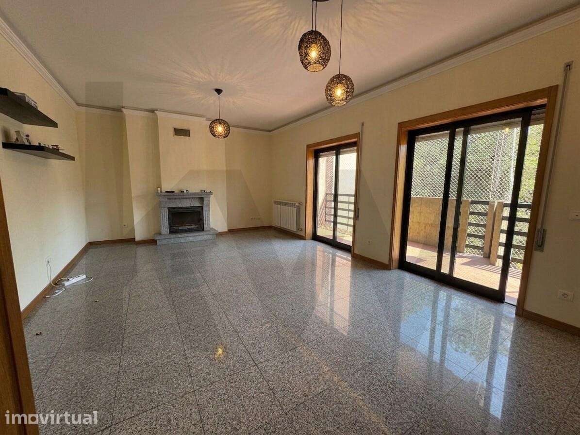 Apartamento T3 com Suite Remodelada, Varanda e Garagem - Junto à Loja - Grande imagem: 2/17