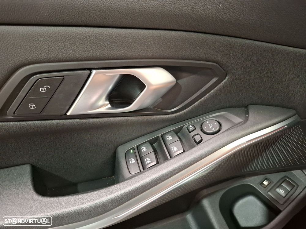 BMW 330 e Pack Desportivo M Auto - 19