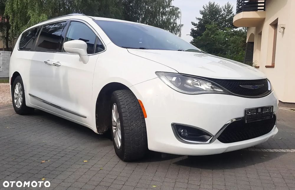 Chrysler Pacifica - 1