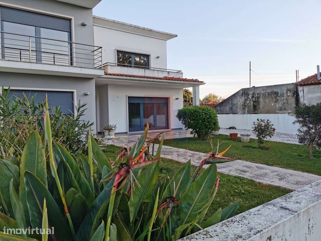 MORADIA V4 C/COZINHA EQUIPADA E GARAGEM - Grande imagem: 3/32