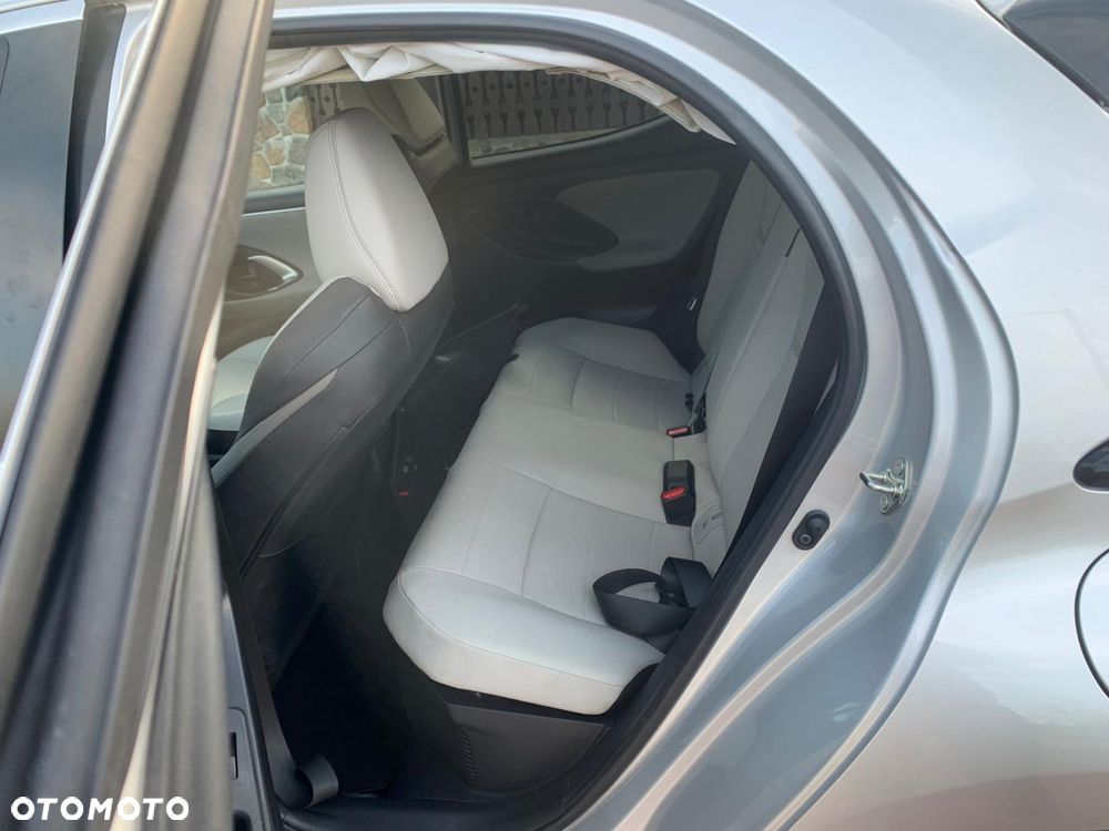 Toyota Yaris Hybrid 100 Selection Platinum - 25