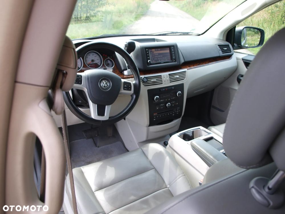 Volkswagen Routan - 40