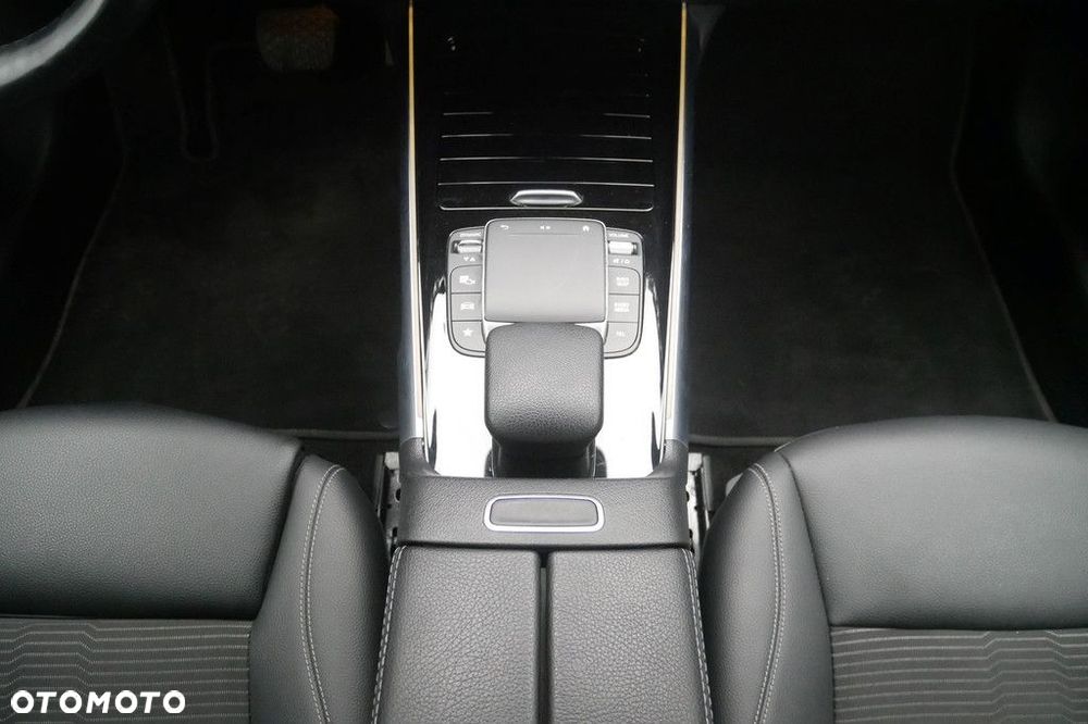 Mercedes-Benz GLB - 11