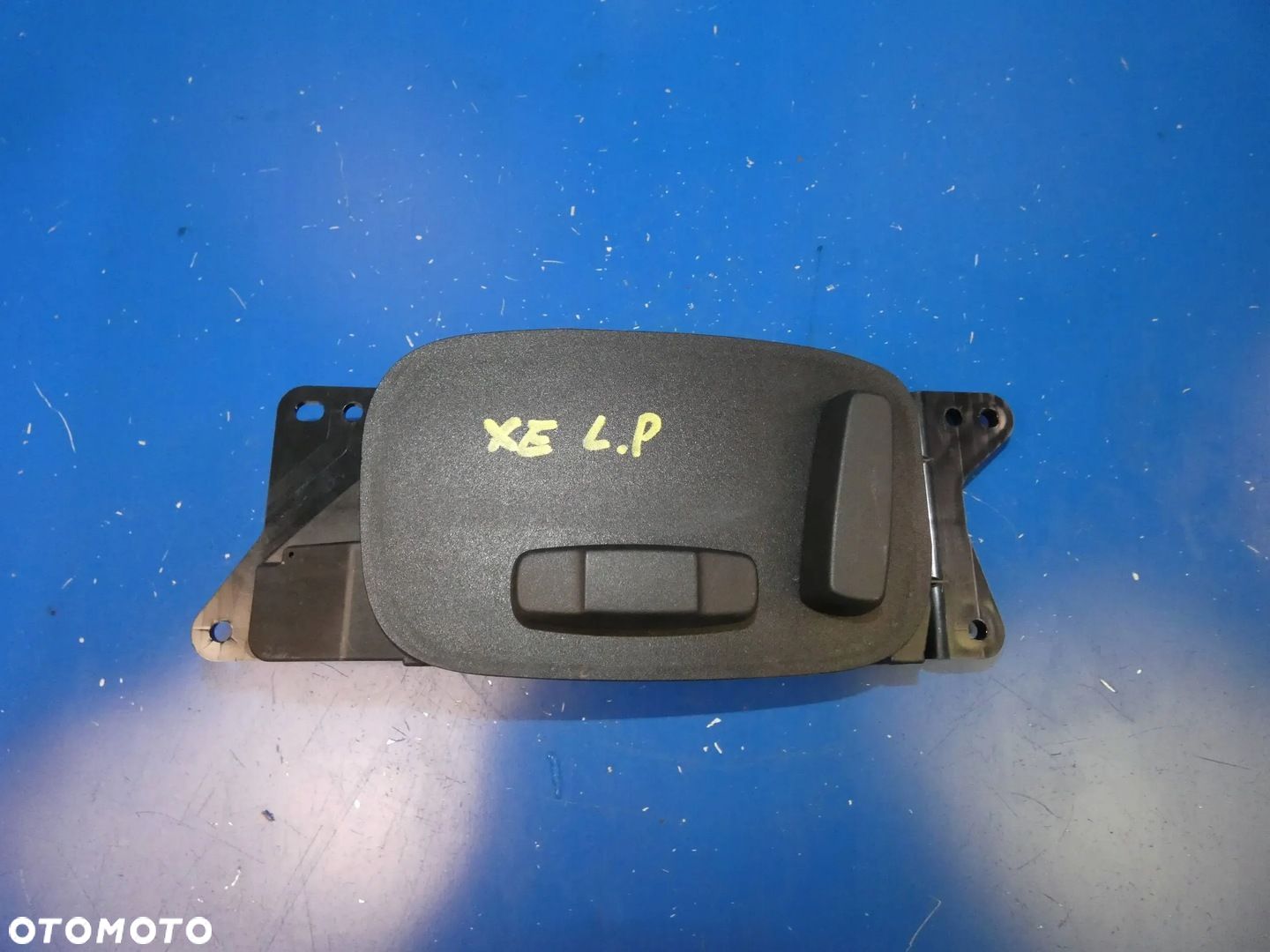 Jaguar XE X760 PRZYCISK PANEL STEROWANIA FOTELA LEWY PRZÓD - 1