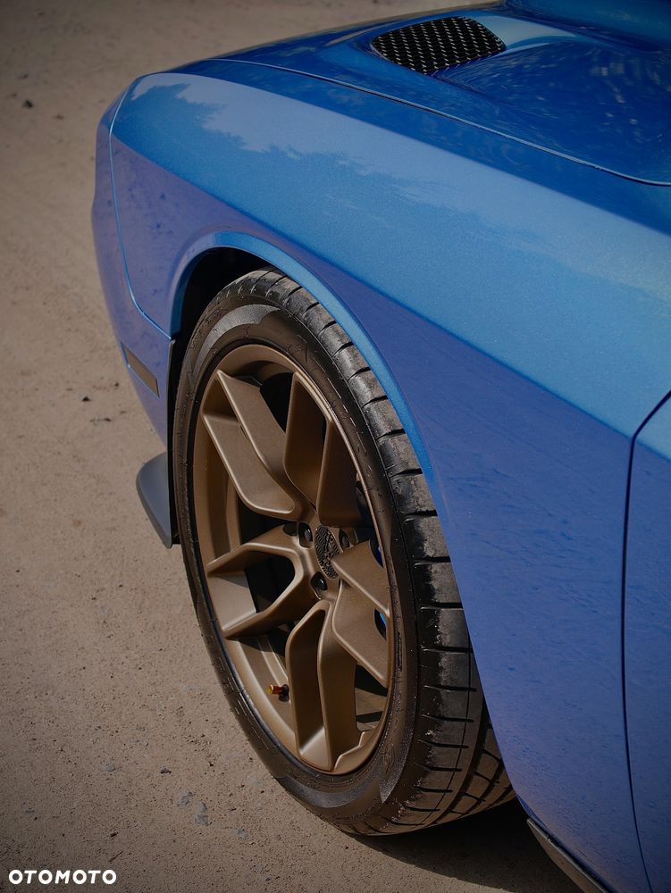 Dodge Challenger - 11