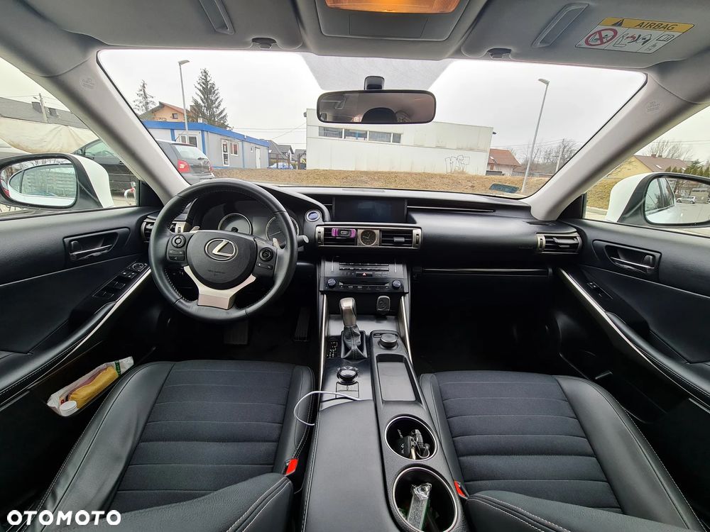 Lexus IS 300h Elegance - 10